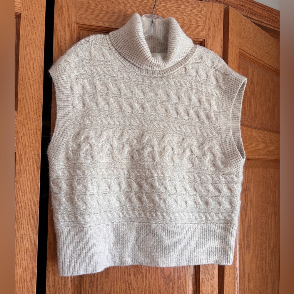 Old Navy women’s cream cable knit turtle neck sweater vest, size L